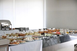 Bữa sáng kiểu Âu hàng ngày với phụ phí nhỏ 