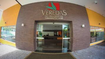 A building entrance with a sign reading 'VEREDAS DO RIO QUENTE FLAT SERVICE.'
