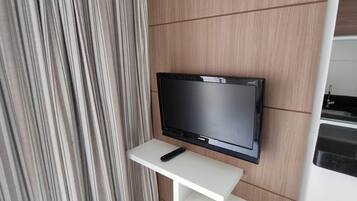 Suíte standard, para não fumantes, cozinha americana | 1 quarto, escrivaninha, cortinas blackout, Wi-Fi de cortesia