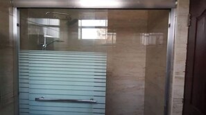 シャワー、タオル、石鹸、トイレットペーパー