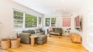 Smart TV, fireplace, books, stereo