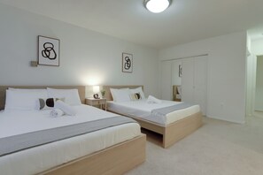 2 bedrooms, premium bedding, blackout drapes, iron/ironing board - Modern Apt Near Airport in Cystal City (Arlington)