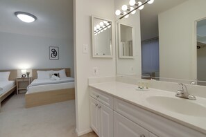 Bathroom - Modern Apt Near Airport in Cystal City (Arlington)