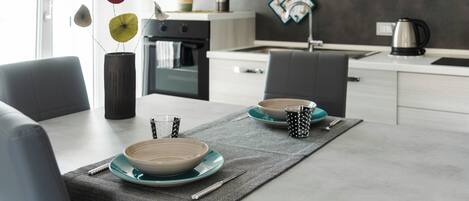 Kühlschrank, Mikrowelle, Ofen, Herdplatte