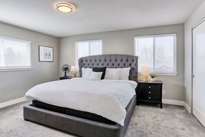 3 bedrooms, free WiFi, bed sheets - New Owner Special! Spacious and Quiet - Firepit - Pets Allowed (Denver)