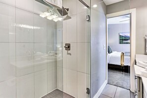 Douche, serviettes fournies, savon, papier toilette