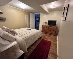 2 quartos, escrivaninha, ferros/tábuas de passar roupa