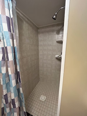Douche, sĂšche-cheveux, serviettes fournies, savon