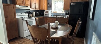 Charming 2-BR apartment w/WiFi, central to National Park, close to interstate