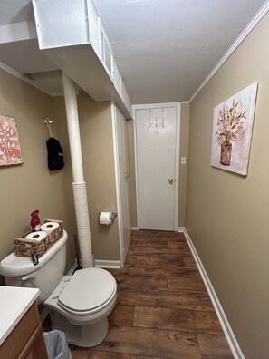 Douche, sĂšche-cheveux, serviettes fournies, savon