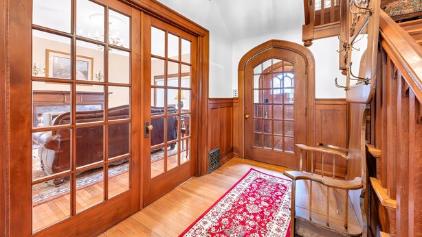 Un magnifique escalier en bois, doté d’une rampe, menant à l’étage supérieur.