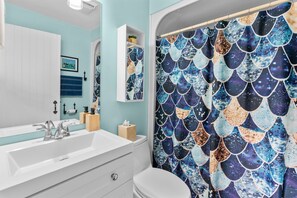 Hair dryer, towels - Maushop, 3 Brant Rock-2 bedrooms, 1.5 Baths, A/C, Patios and more (Mashpee)