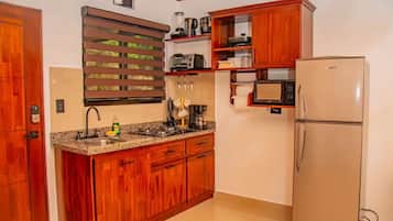 Kühlschrank, Mikrowelle, Herdplatte, Wasserkocher mit Kaffee-/Teezubehör