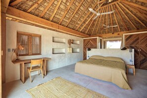 Une chambre à coucher avec un plafond en bois, un lit, un bureau et une chaise.