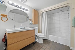 Douche, sĂšche-cheveux, serviettes fournies, savon