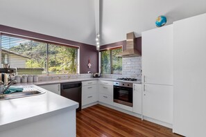 ثلاجة، ميكروويف، غسالة أطباق، ماكينة لصنع القهوة/الشاي