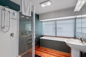 Shower - Waimarama Hideaway - Waikawa Holiday Home (Waikawa)