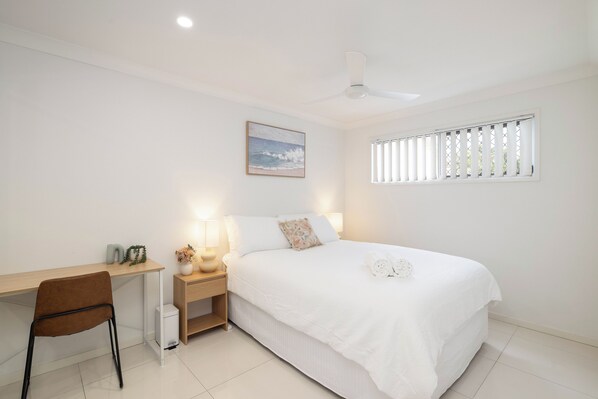 Standard Apartment | 1 bedroom, desk, laptop workspace, iron/ironing board - Smart Suites Self Check-in Apartments - 16 Freney (Rocklea)