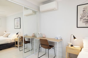 Superior appartement, 1 queensize bed, niet-roken, keuken | 1 slaapkamer, een bureau, een laptopwerkplek