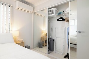1 室のベッドルーム、デスク、ノートパソコン用作業スペース、アイロン / アイロン台