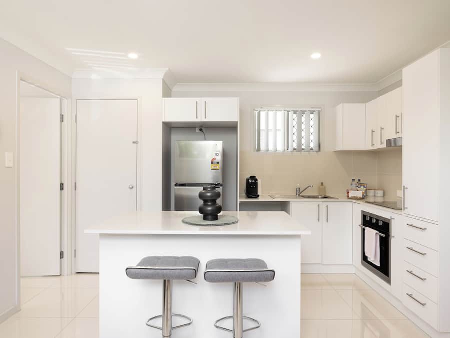 Deluxe appartement, 1 queensize bed, niet-roken, keuken | Privékeuken | Een koelkast, een magnetron, een oven, een kookplaat