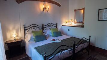 Habitación Deluxe con 1 cama doble o 2 individuales, vistas al jardín | 1 dormitorio, cortinas opacas, tabla de planchar con plancha