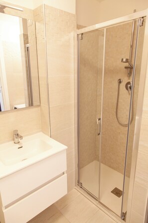 Hårføner, bidé, håndklær og såpe