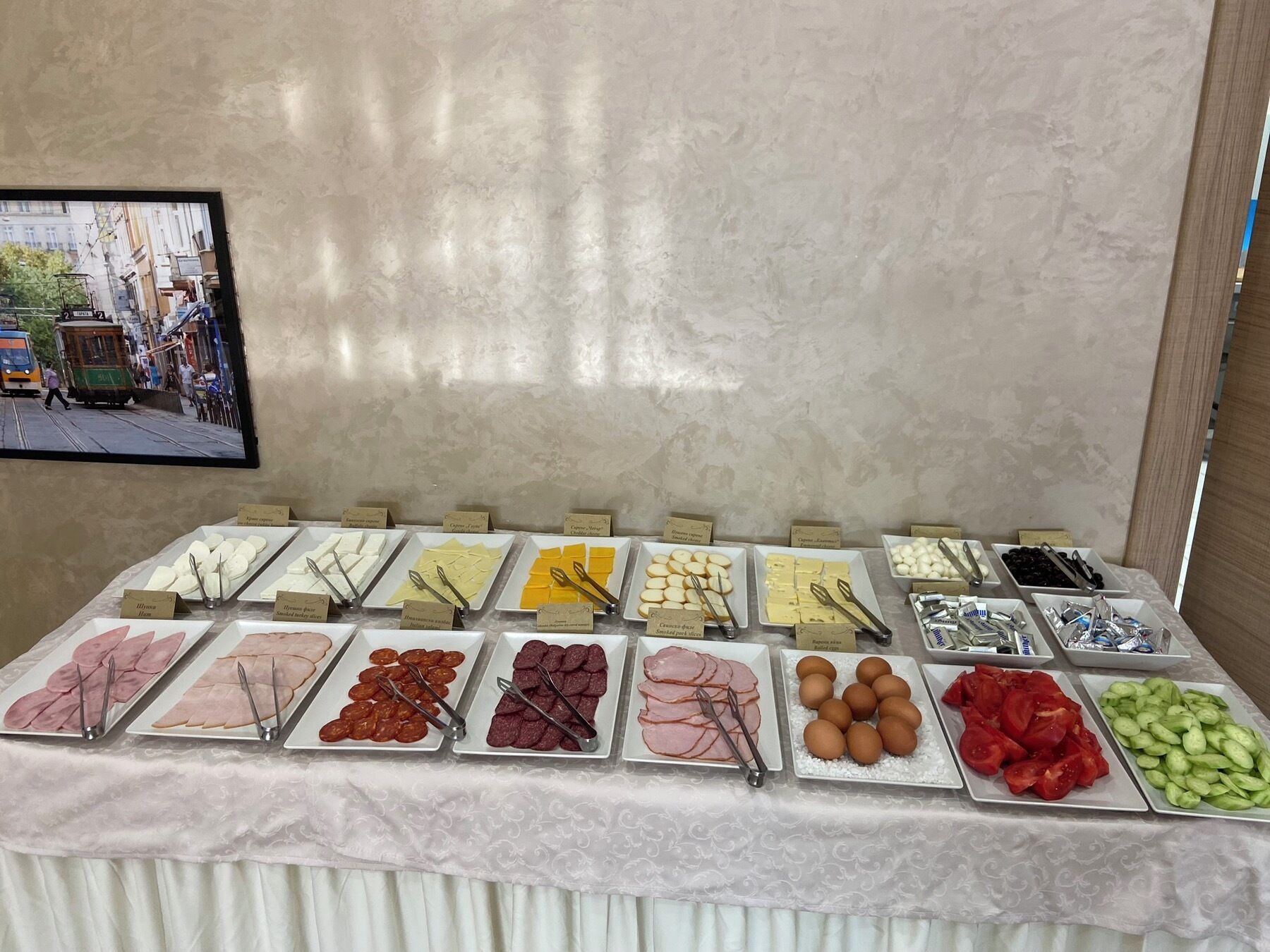 Una taula de buffet amb diferents aliments i utensilis.