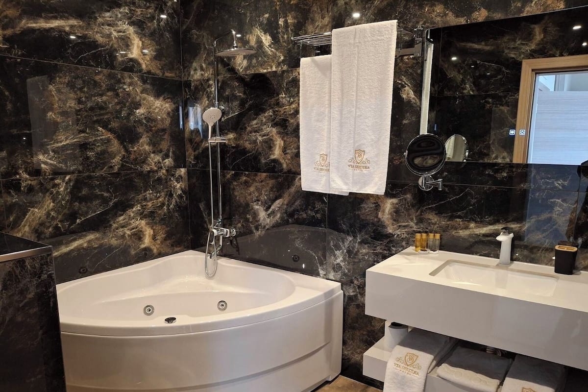 Deluxe tweepersoonskamer, balkon (Jacuzzi) | Badkamer | Een douche, een regendouche, gratis toiletartikelen, een haardroger