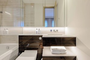 Dusj, hårføner, håndklær og såpe