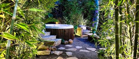 Outdoor spa tub