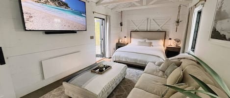 2 habitaciones, escritorio y tabla de planchar con plancha