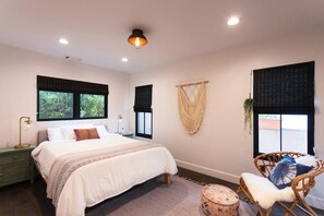 2 Schlafzimmer, Schreibtisch, Bügeleisen/Bügelbrett, Reisekinderbett