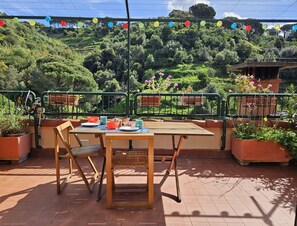 Outdoor dining - Gian's Little House (Monterosso al Mare)