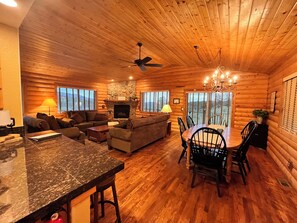 Smart-TV, peis, DVD-spiller og bøker