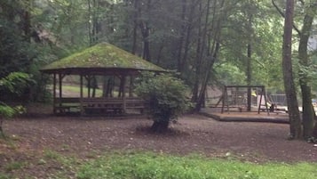 Yhteismajoitus, 1 makuuhuone, tupakointi sallittu, patio | Puutarha