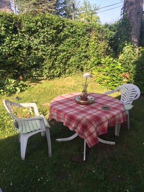 Dormitório compartilhado, 1 quarto, para fumantes, varanda | Opções para refeição ao ar livre