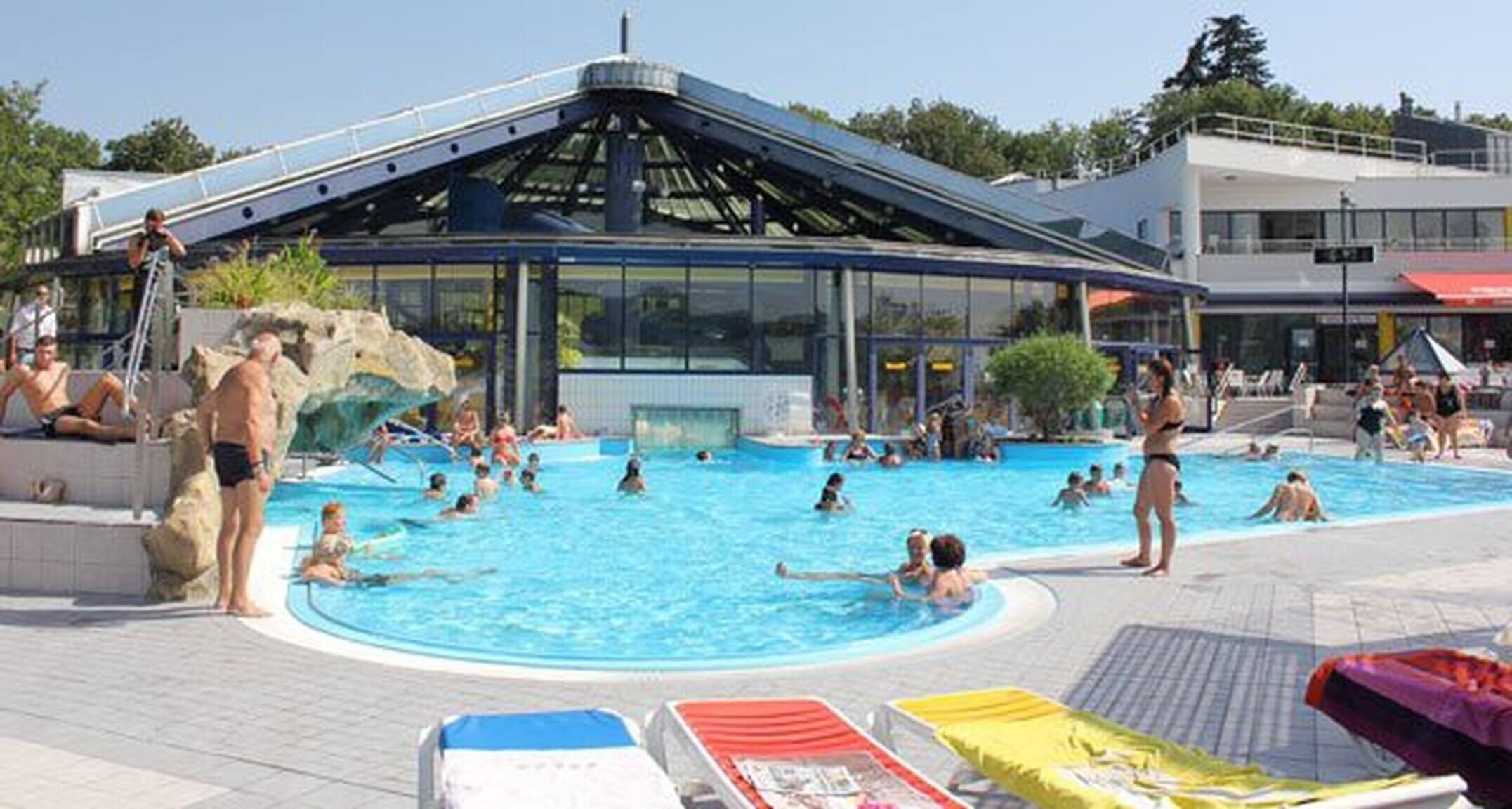 Felles sovesal, 1 soverom, røyk, terrasse | Basseng