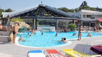 Slaapzaal, 1 slaapkamer, roken, patio | Zwembad