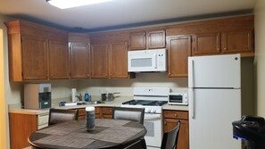 Frigorífico, microondas, placa de cocina y lavavajillas