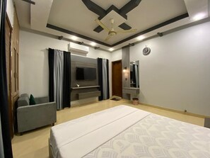 11 dormitoris, planxa i posts de planxar, wifi i roba de llit 