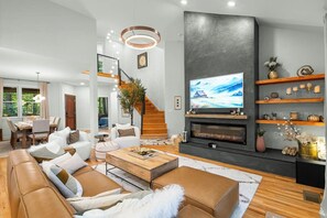Smart-tv, eldstad, tv-spel och bordsfotboll
