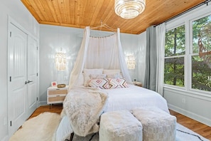 7 bedrooms, desk, iron/ironing board, free WiFi - Luxurious 7BR Asheville Retreat with Hot Tub, Sauna, Game Room & Mountain Views (Swannanoa)