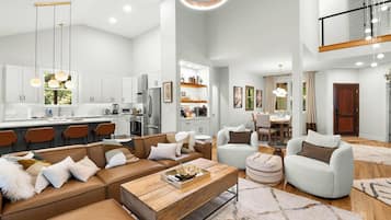 TV connectée, cheminée, jeux vidéo, baby-foot