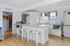 Geladeira, cafeteira/chaleira, torradeira