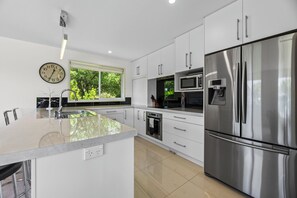 Fridge, microwave, dishwasher, toaster - The Lakeside - Tauranga Holiday Home (Tauranga)