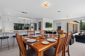 Dining - The Lakeside - Tauranga Holiday Home (Tauranga)