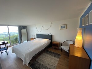 5 bedrooms, desk, iron/ironing board, travel crib