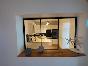 Geladeira, micro-ondas, fogão, cooktop
