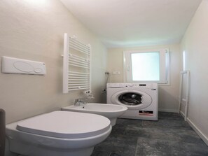Room, 1 Bedroom, Balcony, Garden View | Bathroom